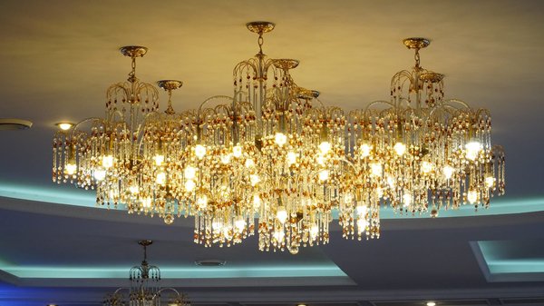 Pourquoi utiliser des lustres industriels dans la décoration d'une maison ?