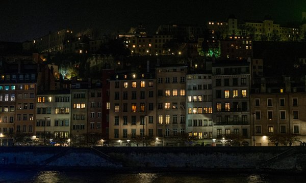 Guide pour choisir et installer un puits de lumière dans une toiture en pente