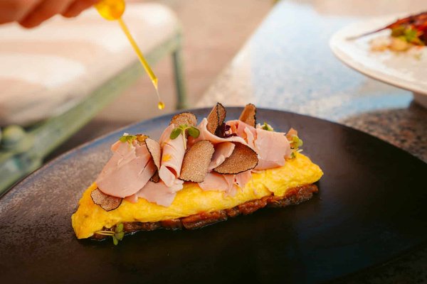 Comment aménager un petit espace extérieur en un coin repas estival ?