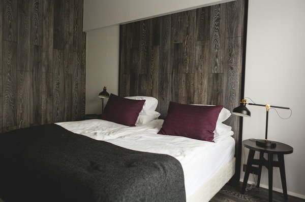 Tête de lit en bois massif pour une chambre élégante et fonctionnelle